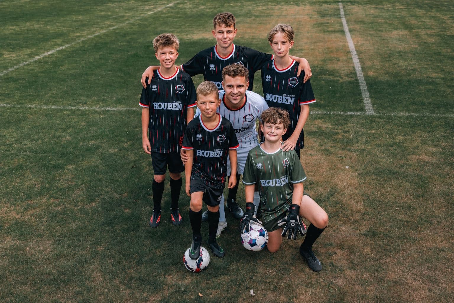 Jeugdspelers en trainer van Hogerop Heide in de nieuwe shirts