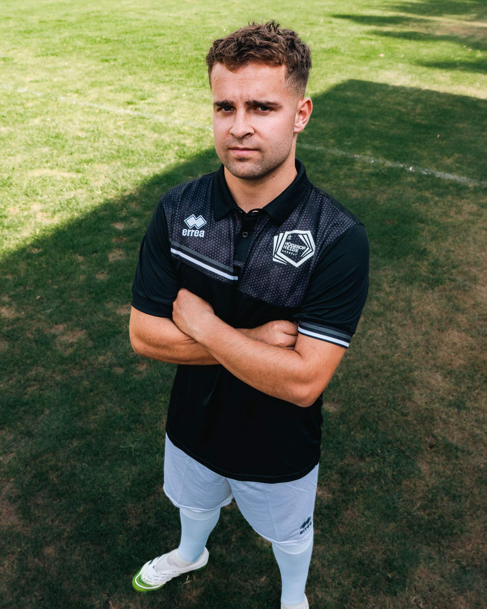 Seniorspeler van Hogerop Heide Hasselt in het zwarte clubshirt